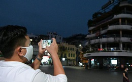 Cảnh tượng chìm trong bóng tối hiếm thấy của nhiều con phố kinh doanh sầm uất nhất Hà Nội