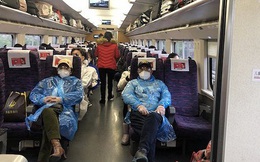 Chuyến tàu quay lại Vũ Hán sau những ngày dịch bệnh: Thông hành bằng mã QR, hành khách còn mặc cả áo mưa và kính bảo hộ