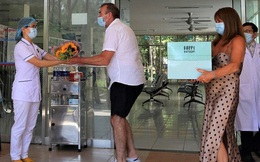 Bệnh nhân Covid-19 thứ 57 khỏi bệnh, tặng hoa và cúi đầu cảm ơn bác sĩ bằng tiếng Việt