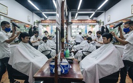 Người Hà Nội ngồi đợi được cắt tóc sau 3 tuần cách ly xã hội