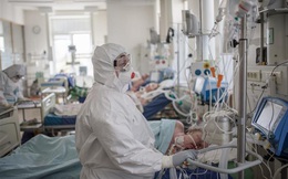 Ba bác sĩ Nga ngã từ cửa sổ bệnh viện, dấy lo ngại về điều kiện của đội ngũ y tế chống COVID-19