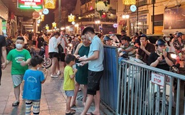 Nắng nóng đầu hè, hàng kem nổi tiếng Hà Nội chật cứng người