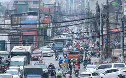 Ảnh: Cận cảnh tuyến phố "mạng nhện tử thần" khiến người đi đường thót tim ở Hà Nội