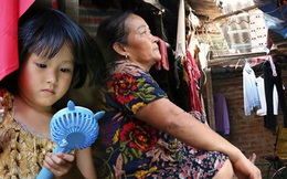 Người nghèo oằn mình trong căn phòng trọ bằng tôn cao chưa đầy 4m dưới nắng nóng 50 độ ở Hà Nội: "Giữa trưa hơi nóng phả xuống không khác gì cái lò nướng cỡ lớn"