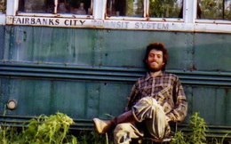 Bức ảnh chàng trai gầy gò chỉ còn 30kg ngồi trước xe buýt cũ và hành trình hoang dã dẫn đến cái chết thảm gây tranh cãi hàng chục năm