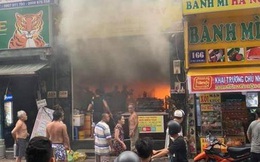 Giải cứu 7 người kẹt trong ‘biển lửa’ ở trung tâm Sài Gòn