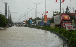Cận cảnh nước lũ tràn qua quốc lộ 1 buộc BOT Quảng Trị phải xả trạm
