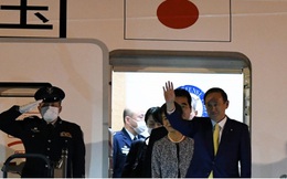 Hình ảnh Thủ tướng Suga Yoshihide và đoàn cấp cao Nhật Bản đến Nội Bài