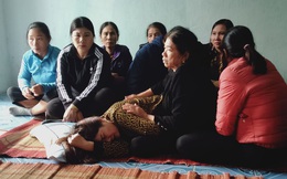 Sạt lở kinh hoàng ở Quảng Trị vùi lấp 22 cán bộ, chiến sĩ: Vợ khóc ngất mong tin chồng, người thân ngã quỵ, nín thở chờ đợi thông tin