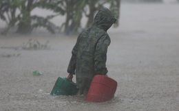 Ảnh: Mưa lũ lịch sử ở Quảng Bình, nước ngập quốc lộ 1A hơn một mét, xe cộ chôn chân hàng km