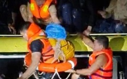 Nghẹt thở giải cứu 20 người mắc kẹt trong xe khách bị nước lũ cuốn trôi ở Quảng Bình