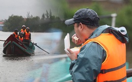 Tình người trong cơn lũ lịch sử ở Quảng Bình: Dân đội mưa lạnh, ăn mỳ tôm sống đi cứu trợ nhà ngập lụt