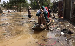 Ảnh: Người dân Quảng Bình bì bõm "bơi" trong biển rác sau trận lũ lịch sử, nguy cơ lây nhiễm bệnh tật