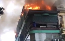 Hà Nội: Nhà hàng hải sản bốc cháy dữ dội dưới cơn mưa