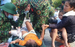 "3 đứa con bị đất đá vùi hết"- Đôi mắt vô hồn của người mẹ, anh bộ đội thành giá đỡ truyền nước cho nạn nhân ở Trà Leng