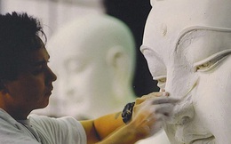 1 tảng đá được chọn để tạc tượng Phật, 2 người thợ cho ra 2 kết quả và cái kết đáng ngẫm