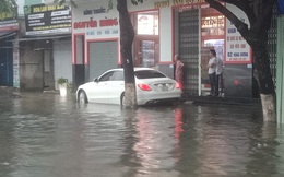 Quảng Nam mưa trắng trời, đường phố lênh láng, nhà dân tốc mái