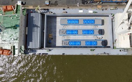 Cận cảnh tàu biển 120 mét chở 3 toa tàu metro số 1 đầu tiên cập cảng ở TP.HCM