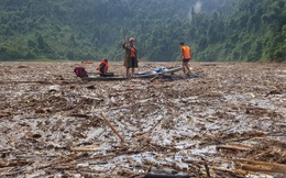 CLIP: Cây rừng phủ kín hồ Sông Tranh 2, lực lượng cứu hộ... đi trên mặt nước