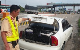 CLIP: Tài xế bỏ xe giữa đường chạy trốn, CSGT phát hiện hàng cấm số lượng "khủng"