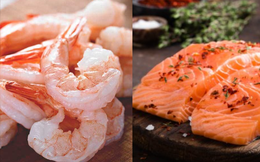 Tôm hay cá hồi bổ dưỡng hơn? 4 lưu ý cần nhớ khi ăn tôm và cá hồi