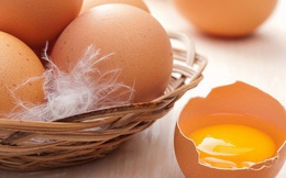 Trứng ăn sống hay ăn chín bổ hơn? Chuyên gia đưa ra con số bất ngờ nếu ăn trứng sống
