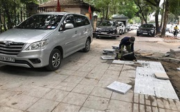 Hà Nội: Vỉa hè chưa lát đá xong, ô tô đã đỗ kín