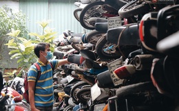 Cận cảnh hàng trăm xe máy bị chủ nhân 'bỏ rơi', chất cao như núi ở bến xe lớn nhất Sài Gòn