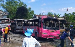 6 xe khách bốc cháy dữ dội trong bãi gửi xe tự phát ở Thanh Hóa