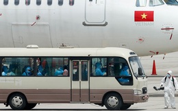 Chuyến bay đầu tiên đưa 207 người mắc kẹt ở tâm dịch Đà Nẵng về tới Hà Nội