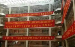 Bên trong trường chuyên khắc nghiệt hàng đầu Trung Quốc: Học 15 tiếng/ngày, phải xây rào chắn ngăn học sinh tự tử