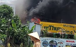 Nhà hàng tiệc cưới ngoài trời ở Sài Gòn bốc cháy ngùn ngụt giữa trưa