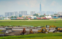 [Ảnh] Máy xúc xới tung đường băng tại sân bay Tân Sơn Nhất