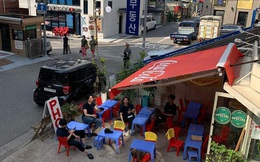 Có một quán ăn đậm chất vỉa hè Việt Nam giữa lòng Seoul: "Copy" từ bàn nhựa xanh ghế đỏ, đồng phục quán độc đáo có 1 không 2