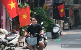 Chùm ảnh: Đường phố rợp sắc đỏ Quốc kỳ, người dân thư thả đón Quốc khánh trong lòng "một Hà Nội khác lạ"