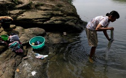 Sông ở Indonesia 'chết dần' vì rác thải y tế Covid-19