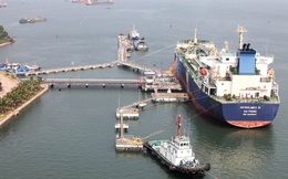 Reuters: Các nhà nhập khẩu dầu Việt Nam đưa ra nhiều ưu đãi nhưng vẫn không bán được hàng