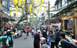 Gà cánh tiên “hút khách” trong phiên chợ Rằm cuối năm giữa phố Hà Nội: Chủ quán luộc gà gấp rút, shipper giao mỏi chân không kịp