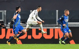 Lập cú đúp bàn thắng, Ronaldo đánh bại kỷ lục của "vua" Pele
