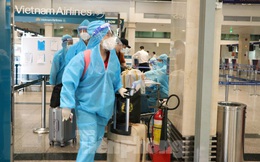 Hành khách mặc bảo hộ kín mít đến sân bay Tân Sơn Nhất ngày đầu thí điểm bay nội địa