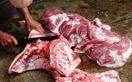 Xót lợn nuôi bán lỗ thê thảm, đi chợ phải mua thịt giá cao, chủ nuôi tự tay mổ lợn bán