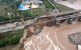 Lũ lụt ở Trung Quốc ảnh hưởng đến 1,75 triệu người, gây vỡ đập, khai thác than ngưng trệ giữa lúc “nước sôi lửa bỏng”