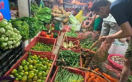 Hà Nội: Rau xanh tăng giá ‘chóng mặt’, đi chợ hoa mắt vì giá