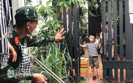 Chùm ảnh: Bộ đội bịn rịn vẫy tay tạm biệt người dân để trở về sau 2 tháng hỗ trợ TP.HCM chống dịch