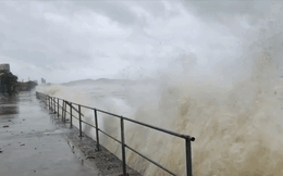 Bão số 8: Sóng cao 5m đang đánh vào bờ biển Nghệ An, hàng trăm khối đất đá sạt lở, đổ xuống quốc lộ