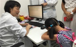 Con gái 6 tuổi thường xuyên ốm vặt vào cuối tuần, bố mẹ liền đưa đi khám, bác sĩ hỏi đúng một câu mà cả hai hối hận không kịp