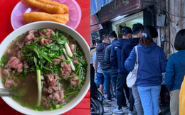 "Tết Phở" ở Hà Nội sau 2 tháng giãn cách: Người dân chấp nhận xếp hàng dài, chờ hơn 40 phút để được thưởng thức một bát phở!