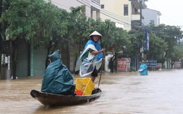 Hà Tĩnh - Quảng Bình: Nước lũ bủa vây, người dân chèo thuyền đi lại trên phố