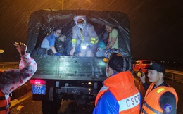 CSGT Quảng Nam "giải cứu" hàng chục người kẹt giữa dòng nước lũ