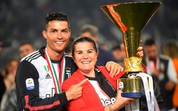 Phóng viên hỏi vì sao 36 tuổi vẫn ở với mẹ, Cristiano Ronaldo trả lời "Tiền không làm nên người giàu"